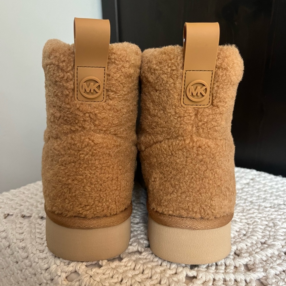 Michael Kors Winnie Bootie Faux Curly Shearling Womens Teddy Ankle Bootie Size 8 - Picture 4 of 9